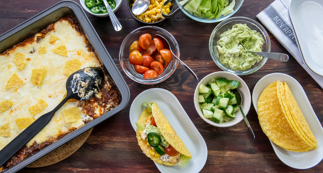 Fyll förslagsvis tacoskal med tacogratäng, sallad, tomat, gurka, majs, guacamole och jalapenos. 