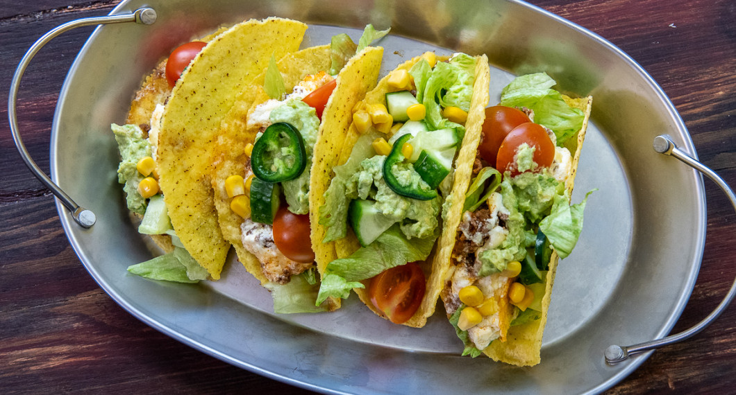 Tacogratängen serverad i tacoskal med tillbehör. 