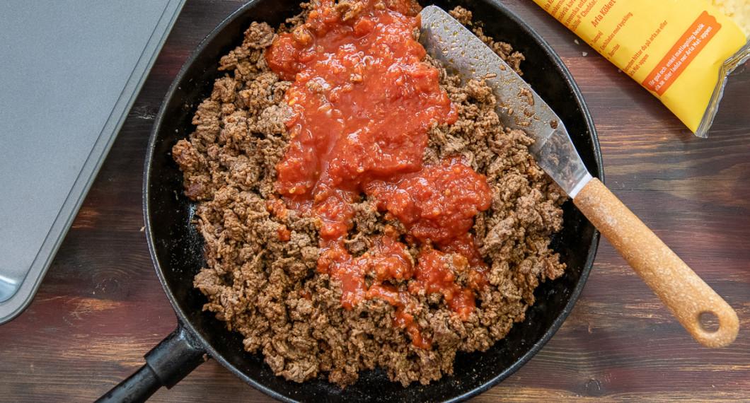 Fräs köttfärsen i olja och blanda i tacokryddor samt stek i 5 minuter. Tillsätt tacosalsa. 