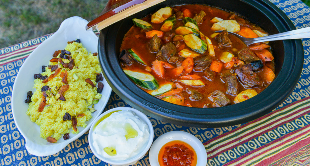 Goda tillbehör till grytan är couscous med russin, strimlade aprikoser och pistagenötter; en frisk och krämig matyoghurtsås och het harissa-chili blandad med lite olja. 