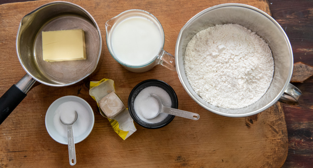 Till tekakorna behöver du smör, salt, jäst, mjölk, socker och vetemjöl. 