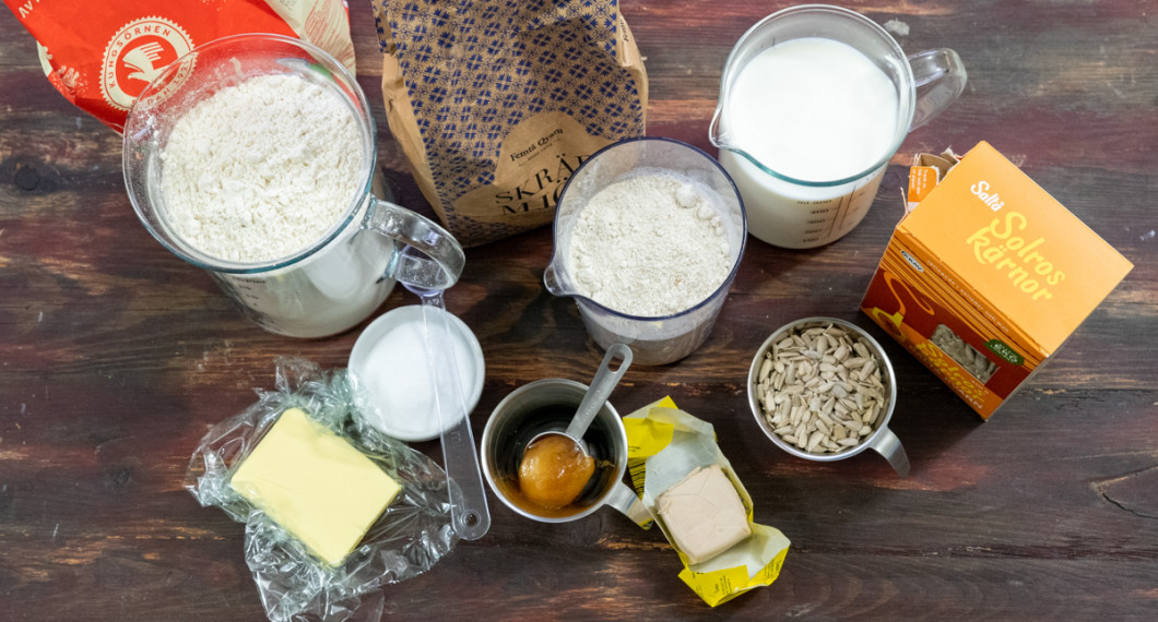 Ingredienser till skrädmjölstekakorna: smör, vetemjöl, salt, skrädmjöl, honung, jäst, mjölk och solroskärnor.