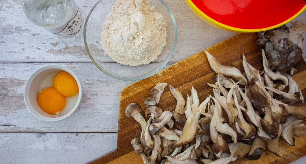 Ingredienser: äggulor, vetemjöl och vichyvatten till frityrsmeten - tempuran; samt rensad ostronskivling i bitar. 