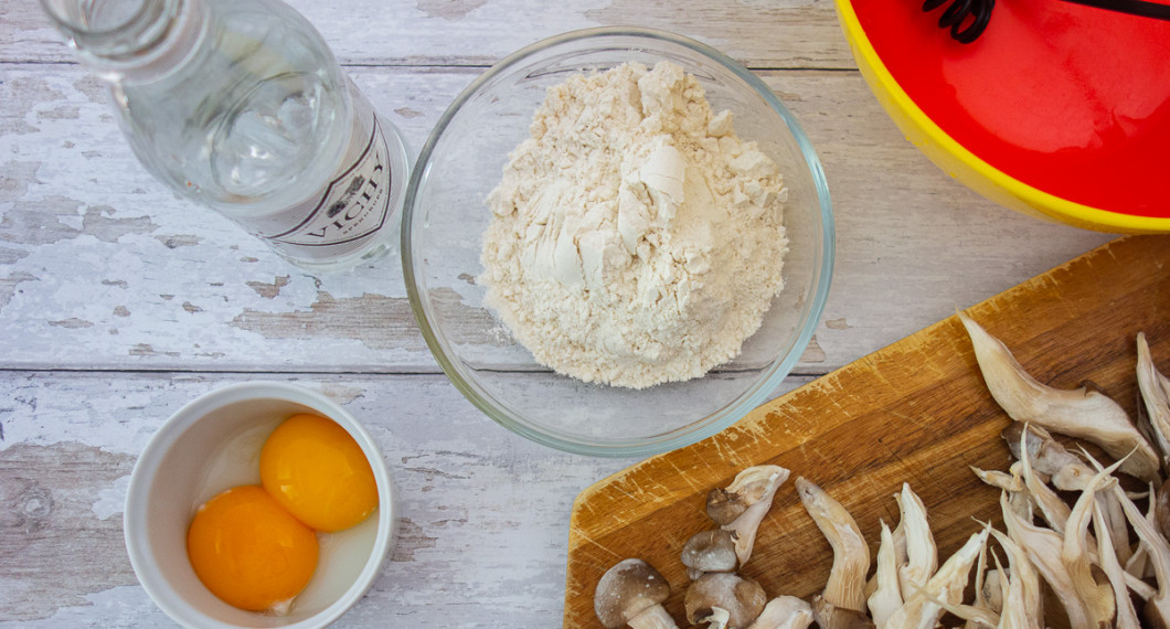 Ingredienser till tempurasmet med ägg: äggulor, kallt vichyvatten och vetemjöl. 