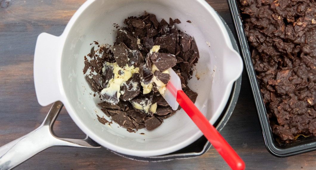 Mät upp 2/3 av chokladen och smör i en bunke till glasyr. 
