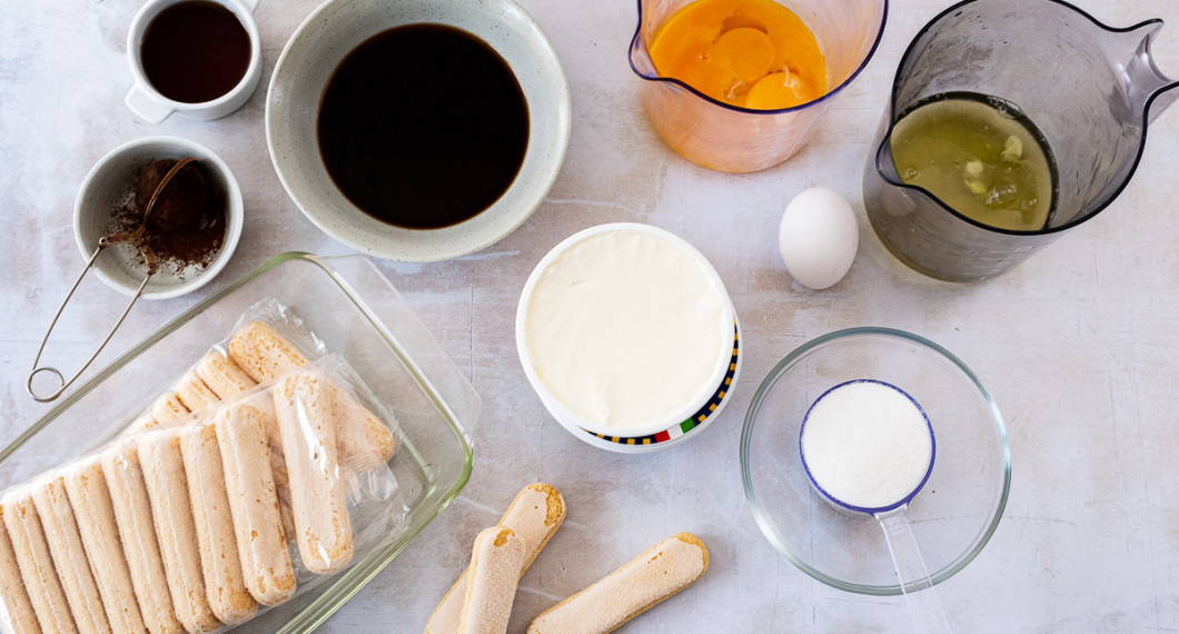 Till Tiramisu behöver du kakao, Marsala, kaffe, savoiardikex, mascarpone, äggulor, äggvitor och socker. 