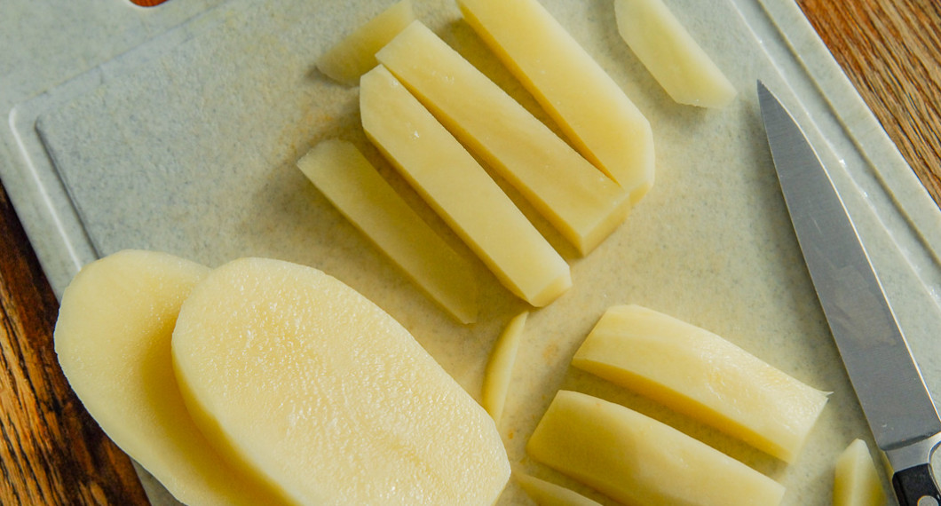 Skär potatisen i så tjocka eller smala pommes frites du vill. 