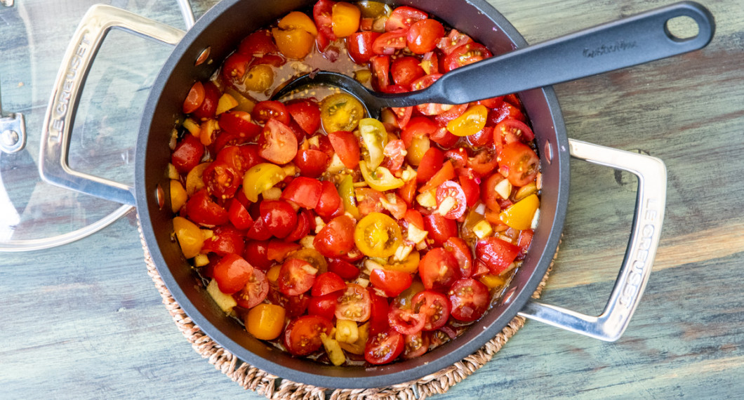 Tomaterna kokas ihop med äpple, lök och kryddor 