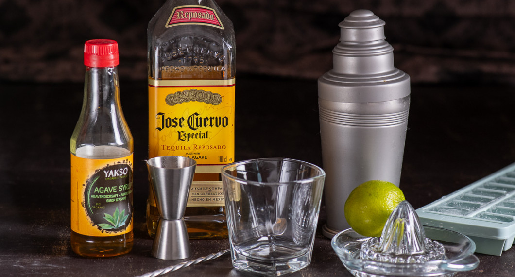 Till drinken behöver du agave syrup, tequila reposado samt lime och is. 