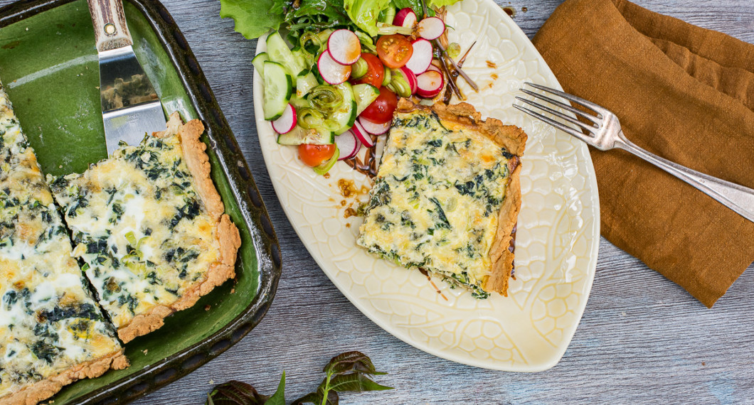 Låt svalna 5 minuter och skär sedan upp i bitar och servera med valfria tillbehör förslagsvis sallad. 
