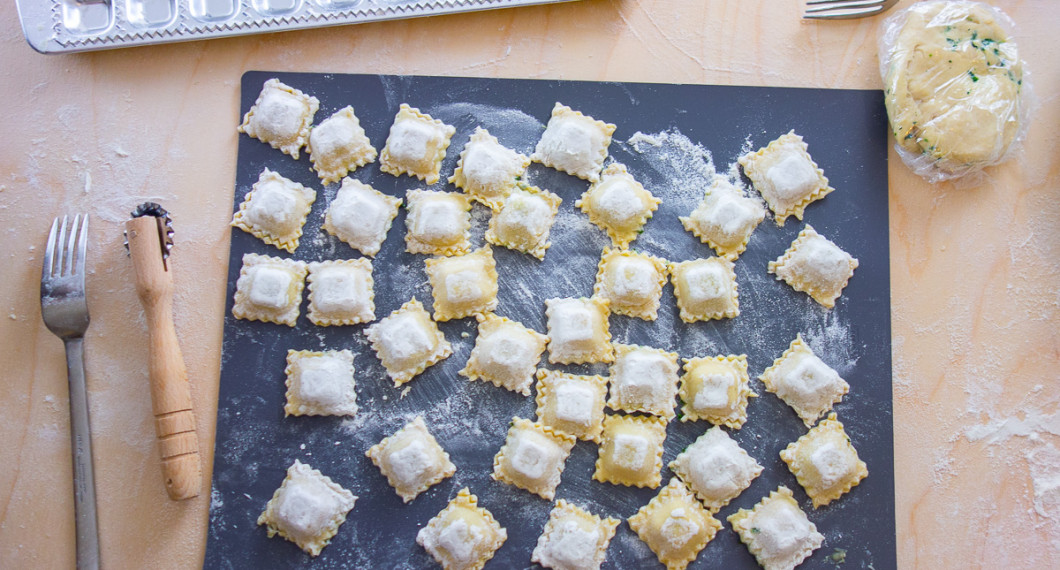 Tortellinis som pastakuddar redo att kokas. 