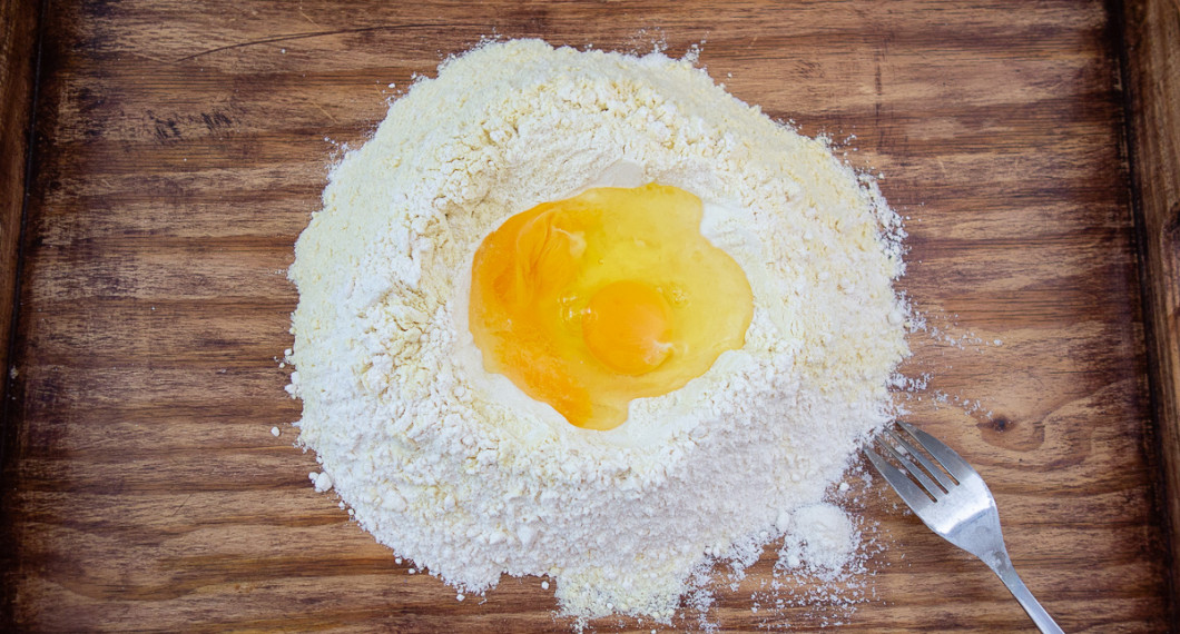 Gör en vulkan av mjölet och lägg i ägg. Rör ihop ägg och mjöl lite i taget. 