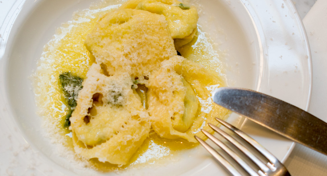 Tortelloni med smör och färsk salvia toppad med massor av riven parmesan. 