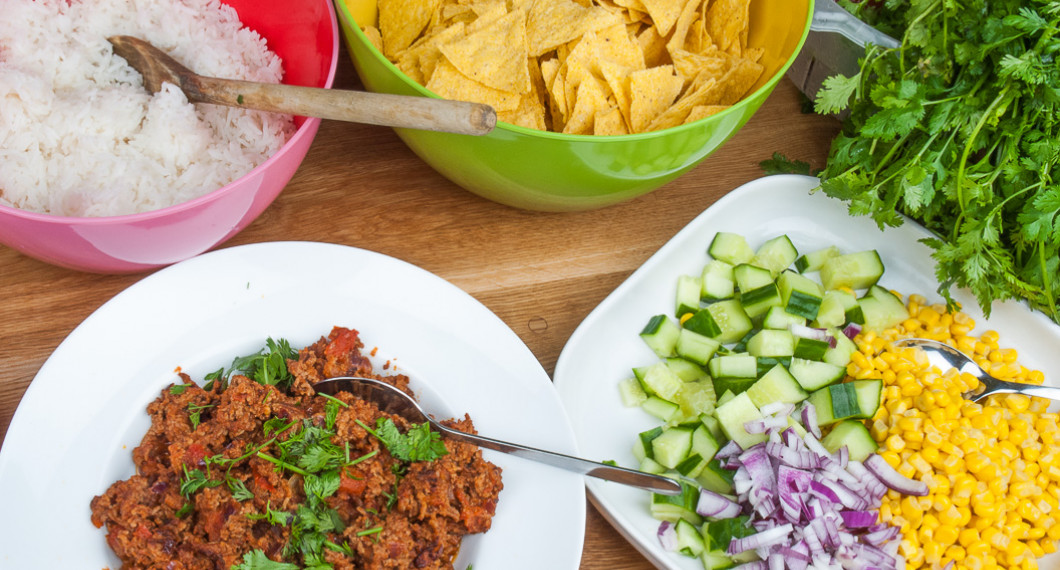 Kokt ris, tacochips, vegetarisk texmex-quornfärs, gurka, rödlök, majs och färsk koriander samt chilisås sriracha. 