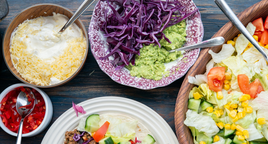 Färsk hackad chili, crème fraiche med riven ost, strimlad rödkål samt guacamole som tillbehör till älgtacosen. 