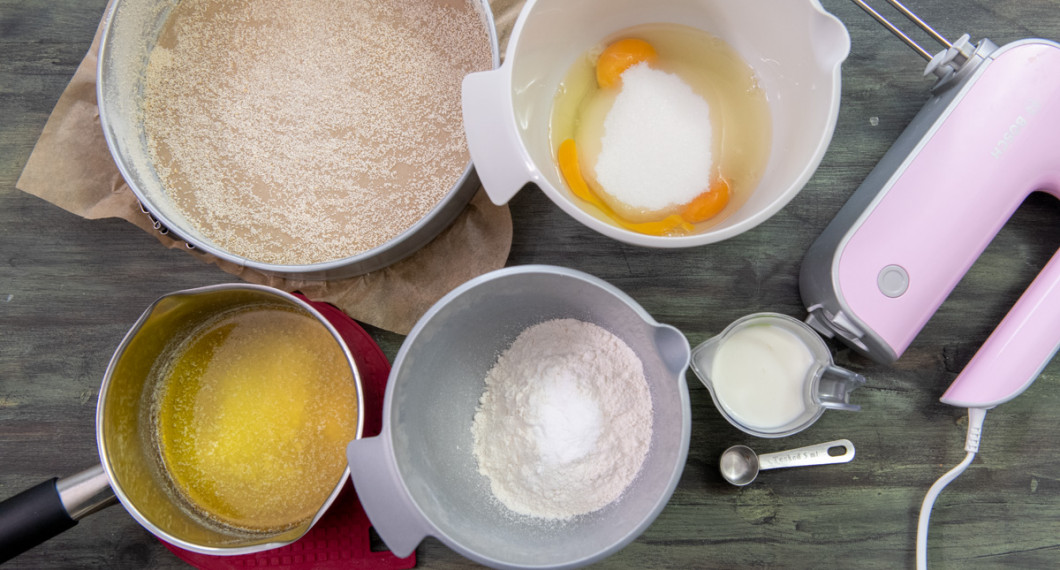 Till sockerkakan behöver du en smord och bröad springform på ca 24 cm diameter med bakplåtspapper i botten, smält smör, socker, bakpulver, mjölk, vetemjöl och ägg. 