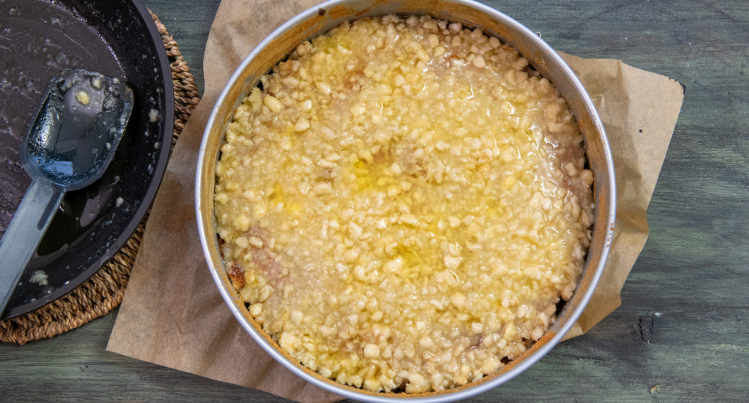 Toscasmeten breds eller fördelas över det du vill laga och gräddas sedan i ugnen.