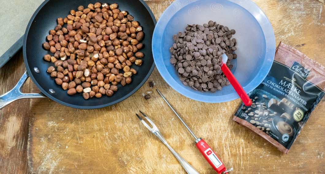 Ingredienserna till trillingnötterna - hasselnötter och choklad. 