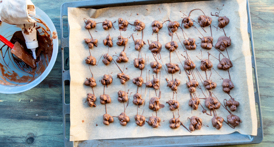 När trillingnötterna stelna tillsammans så garneras de med smält choklad med lite extra mörk choklad i för att få en lite mörkare färg på garneringen. 