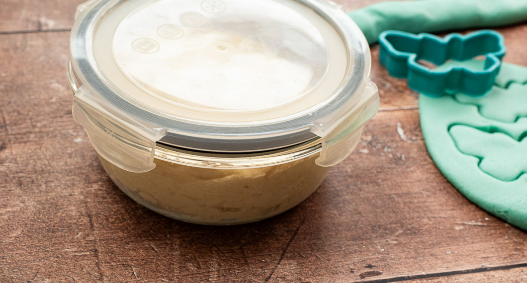 Trolldegen förvarar du lufttätt. Rumstemperatur går fint. 