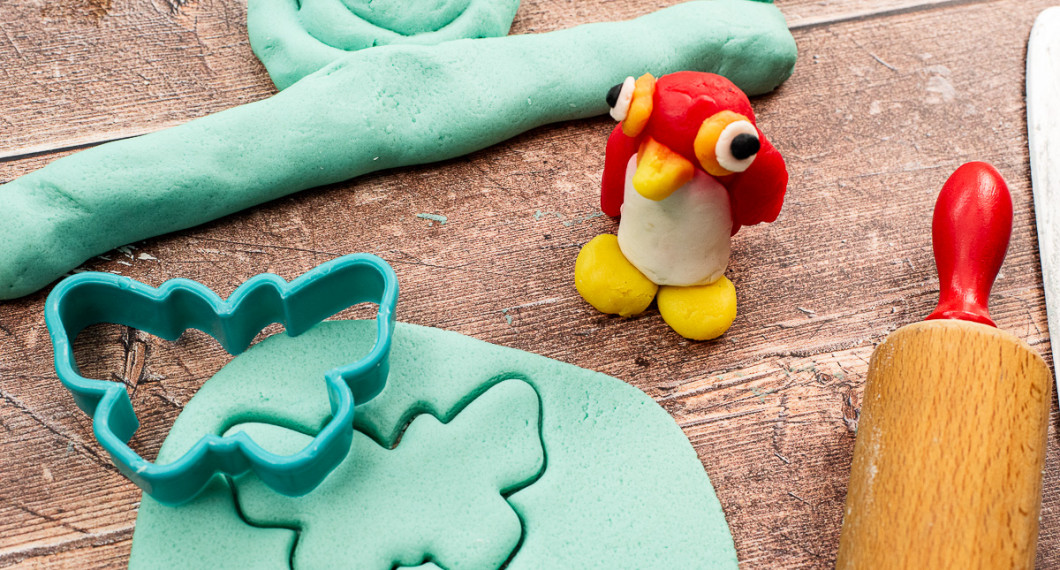 Jag gjorde en pingvin eller är det en papegoja? Min dotter tycker mest om att kavla ut och stämpla former. 