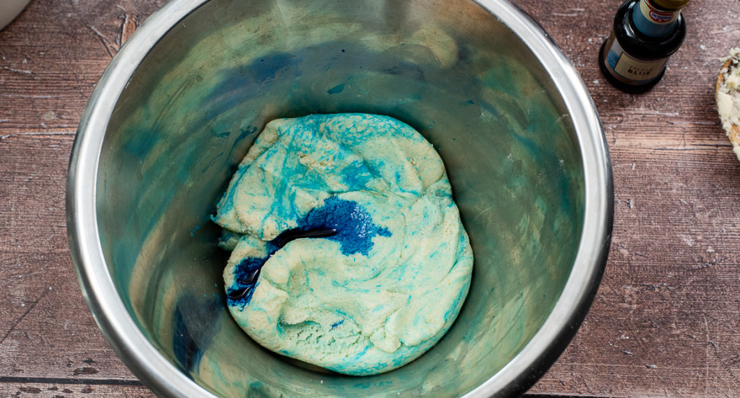 Vill du ha färg på trolldegen så tillsätter du karamellfärg och lite extra mjöl. 