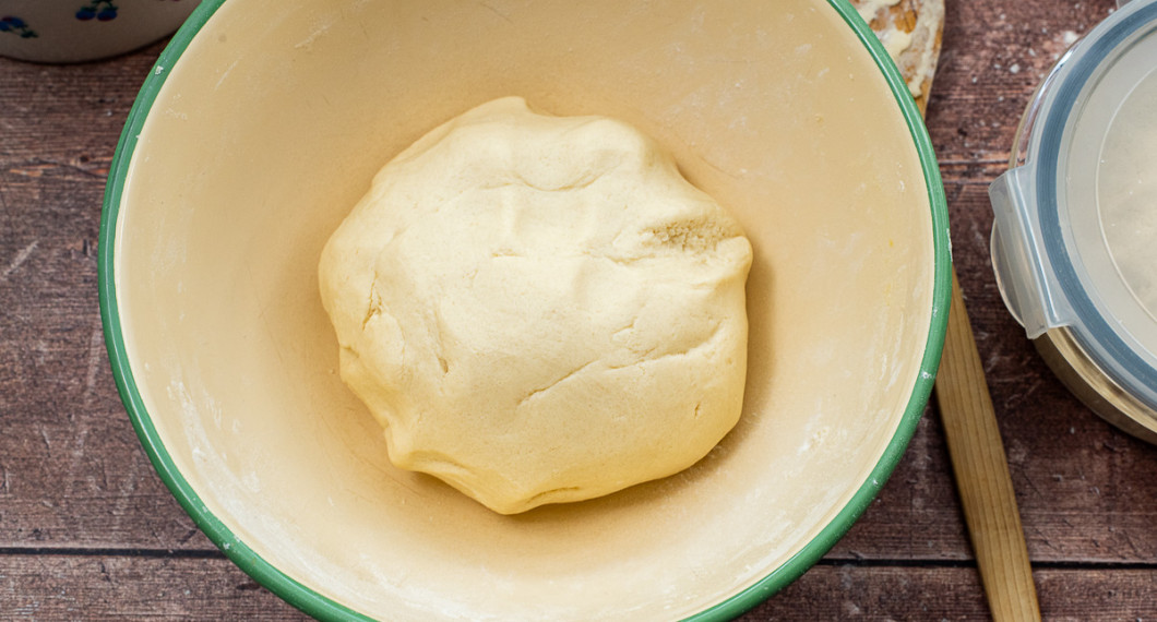 Knåda ihop till en smidig deg. Tillsätt ev. lite vetemjöl extra på slutet tills konsistens är som lera. 