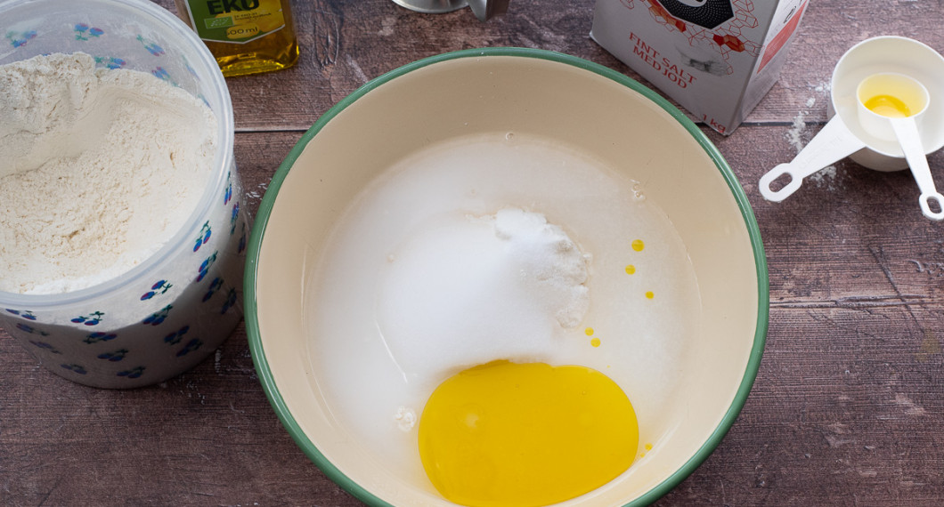 Mät upp vetemjöl, salt, olja och vatten i en bunke. 