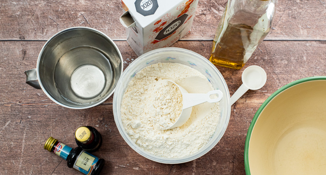 Till trolldegen behöver du vatten, salt, vetemjöl, olja och ev. karamellfärg. 