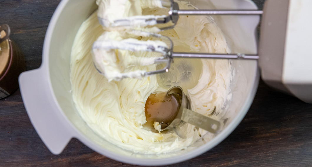 Mät upp färskost, honung, florsocker och vaniljsocker i en bunke till frostingen. 