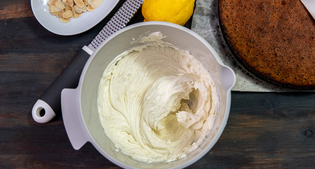 Vispa ihop till en jämn frosting. 