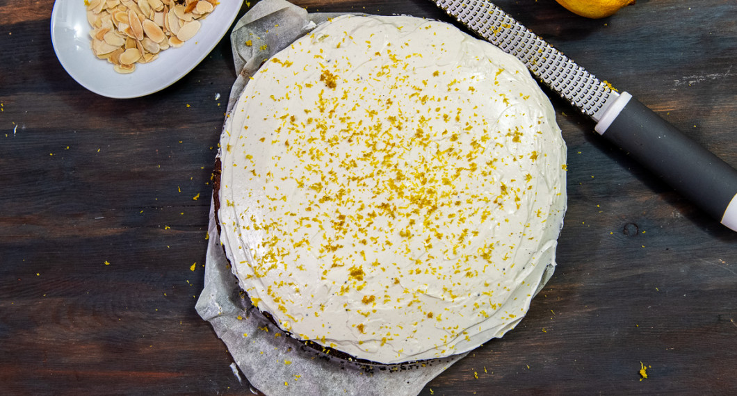 Bred ut frostingen över den avsvalnade kakan i ett jämnt lager. Strö över rivet citronskal. 