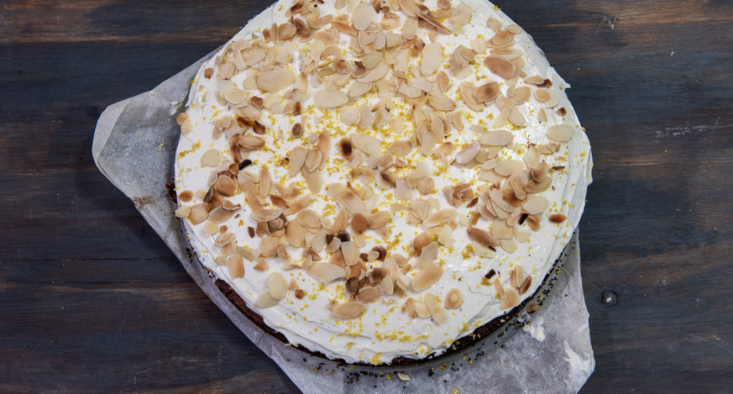 Strö över rostade mandelspån. 