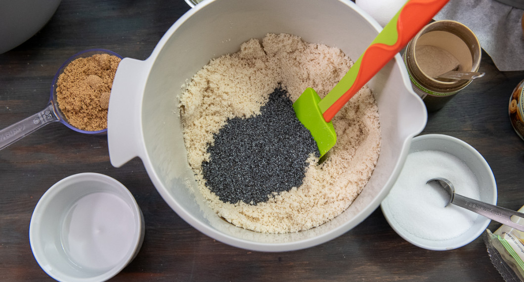 Tillsätt vallmofrön. 