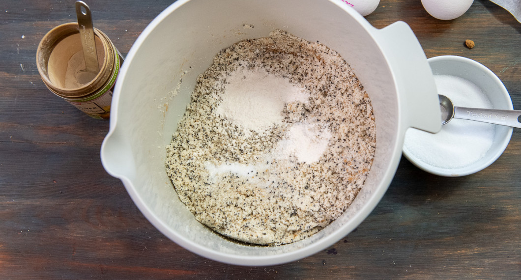 Tillsätt salt och bakpulver. Rör om. 