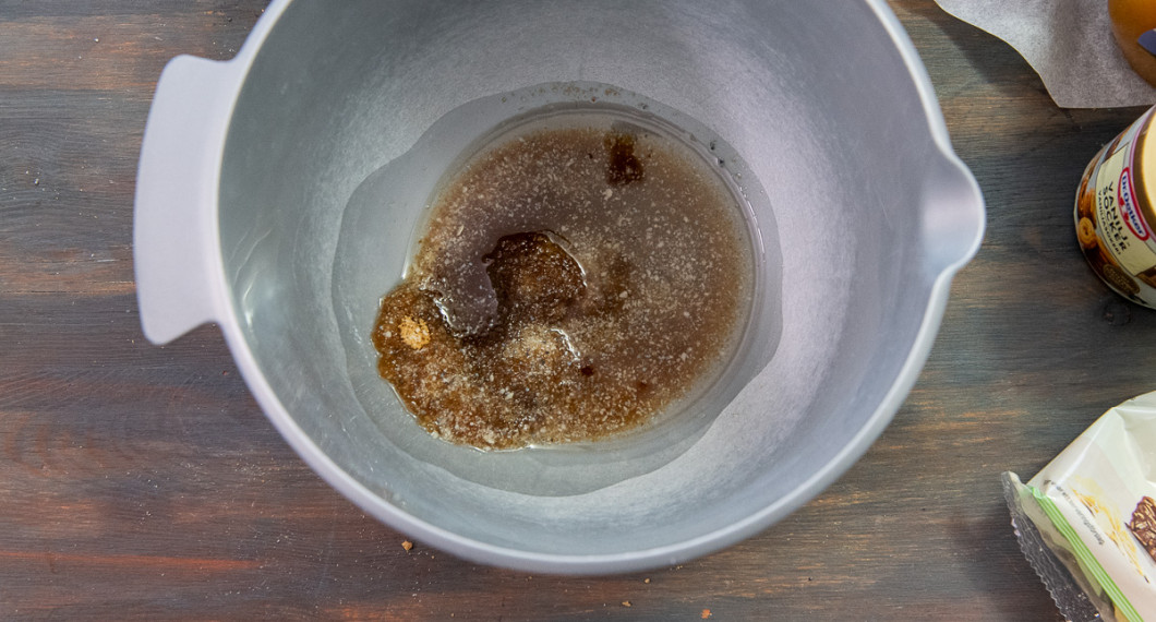 Mät upp olja och socker i en skål. Vispa några minuter. 