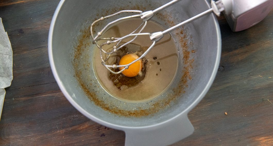 Tillsätt ett ägg i taget och vispa ihop. 