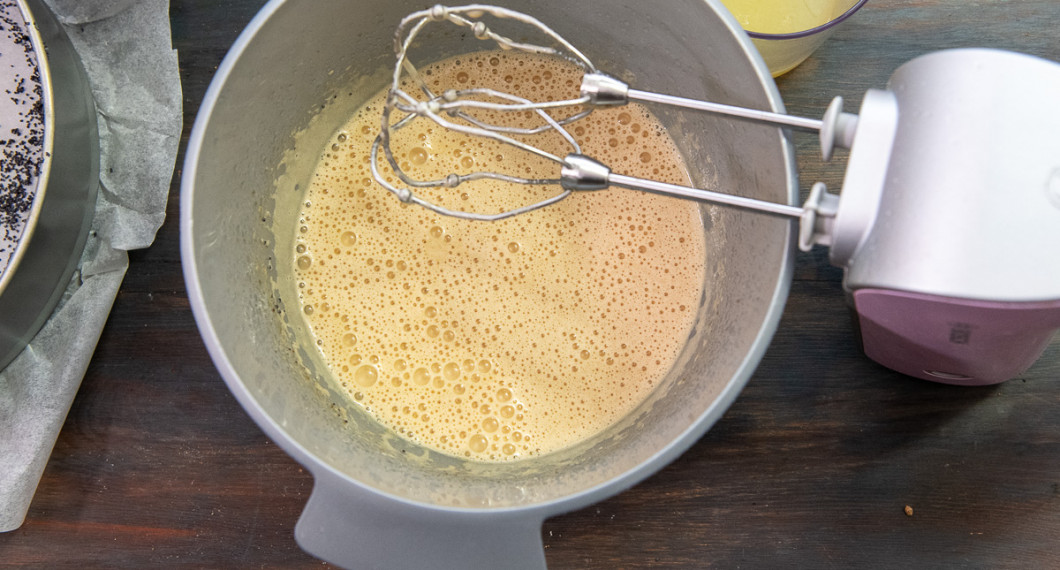 Tillsätt saften från en pressad citron och vispa fluffigt några minuter. 