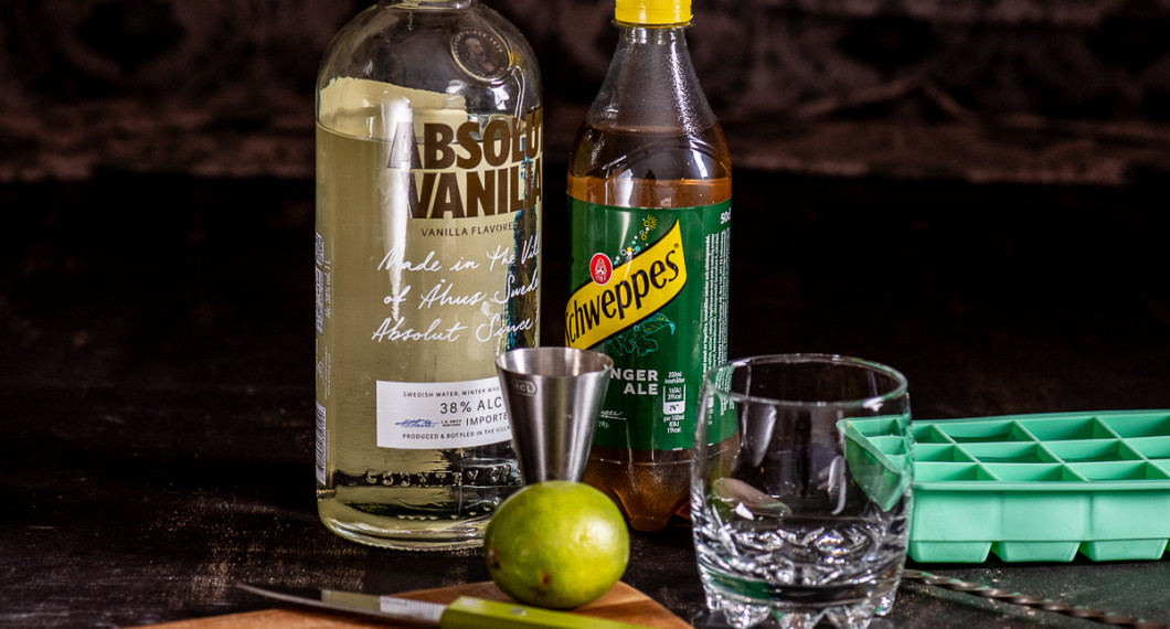 Till drinken behöver du vaniljvodka, lime, ginger ale och is samt ett lågt whiskyglas eller tumbler.