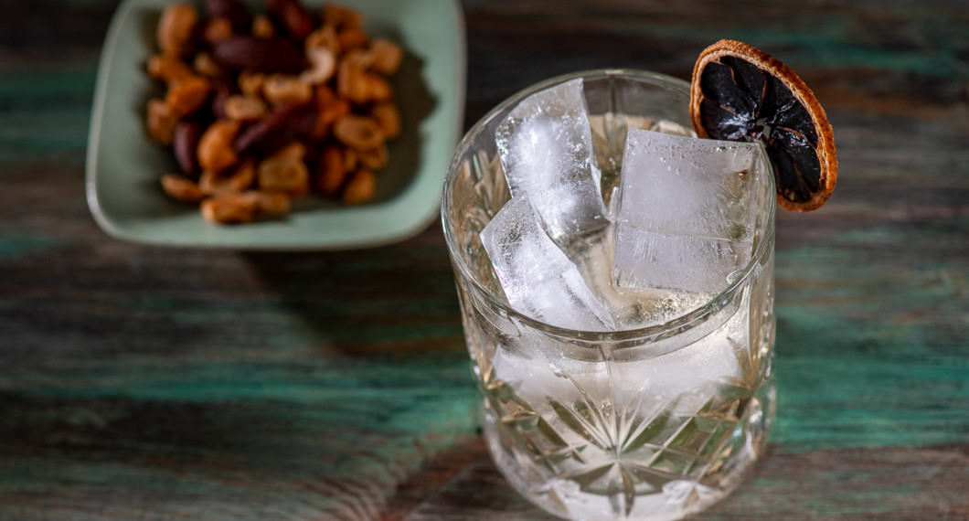 Lägg is i ett lågt drinkglas. Mät upp vodka, apelsinlikör och fyll på med ginger ale. Garnera med en skiva torkad citrus. Gott med snacks som nötter till. 