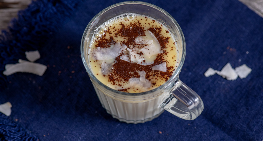 Garnera med riven mörk choklad eller mjölkchoklad samt rostade kokosflakes. 