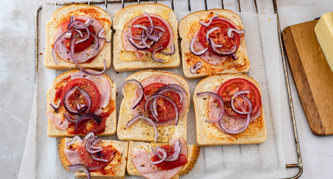 Lägg på de pålägg du vill ha. Jag hade på rökt skinka, tomatskiva, oregano, chiliflakes samt lite svartpeppar. 