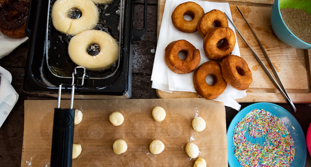 Veganska munkar eller doughnuts garnerade, på jäsning och i fritös. 