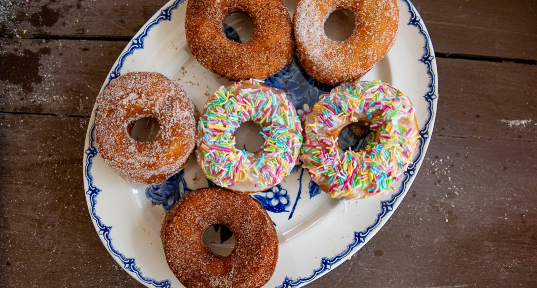 Veganoughnuts eller veganmunkar på bricka