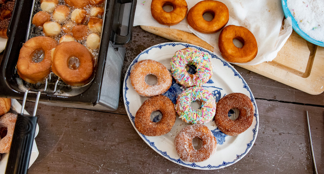 Veganska doughnuts eller munkar i fritös