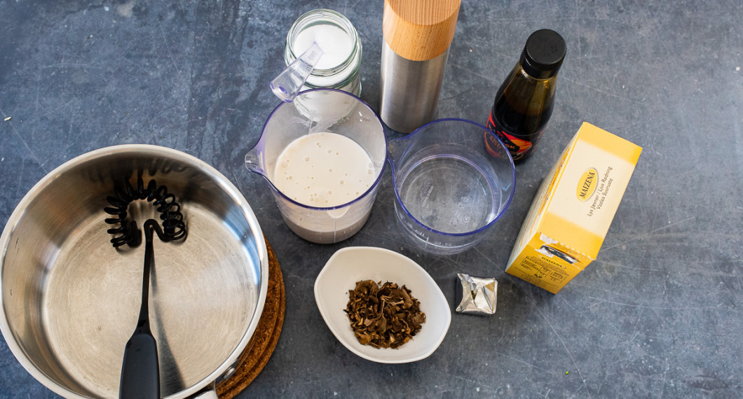 Till gräddsåsen behöver du havregrädde, salt, torkade trattkantareller (valfritt), grönsaksbuljong, vatten, svartpeppar, kinesisk soja samt ljus maizenaredning. Vidare äppelsylt till smaksättning. 