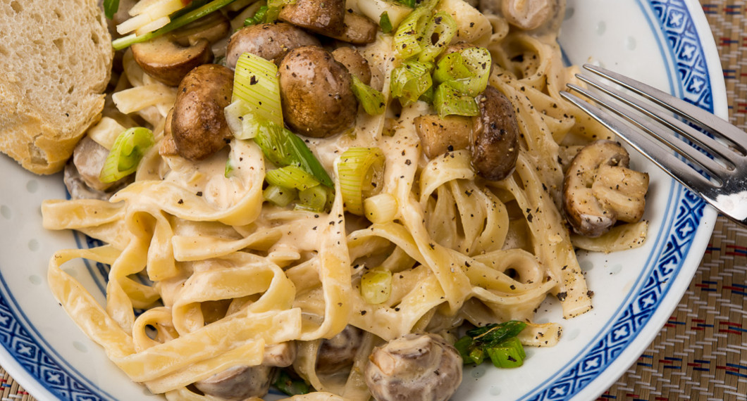 Äggfri tagliatelle med krämig sås av Oalty Imat, skogschampinjoner och salladslök samt vitlök. 