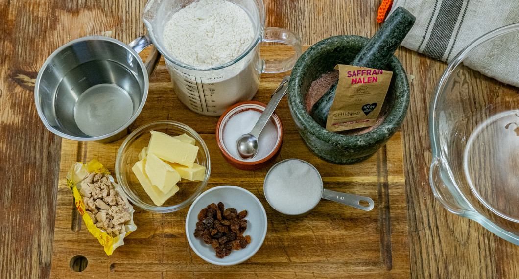 Ingredienser till lussebullarna med kanelfyllning