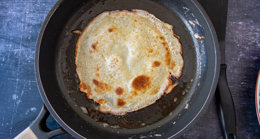 Vänd pannkakan och stek andra sidan någon minut tills den har färg. 