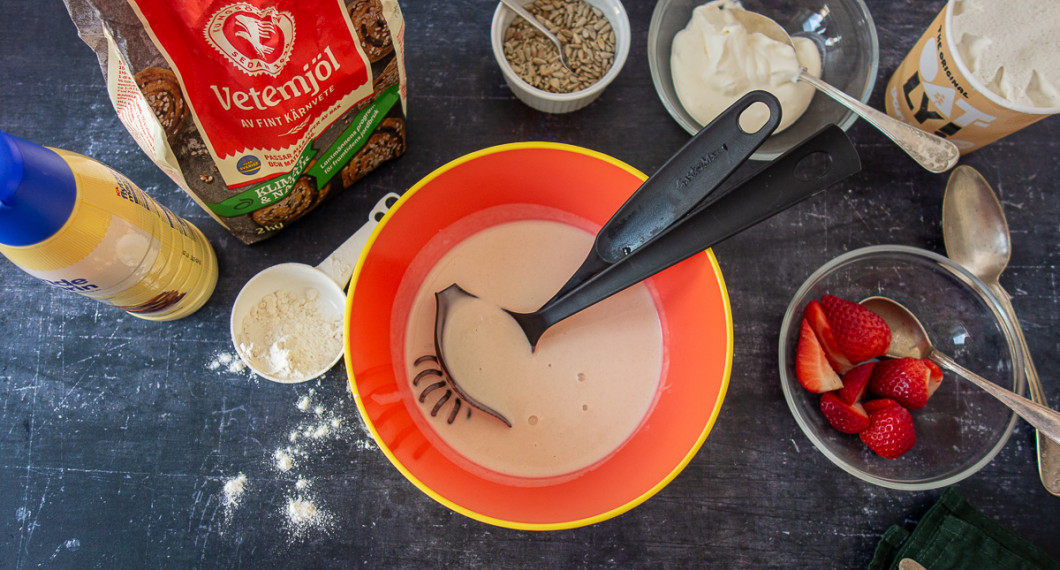 Till pannkakorna behöver du vetemjöl, vatten eller vegetabilisk mjölk, salt samt margarin att steka i. Vidare goda toppings som rostade solrosfrön och sesamfrön; Oatly vaniljglass, vispad sojagrädde, färska jordgubbar eller det du vill ha på. 